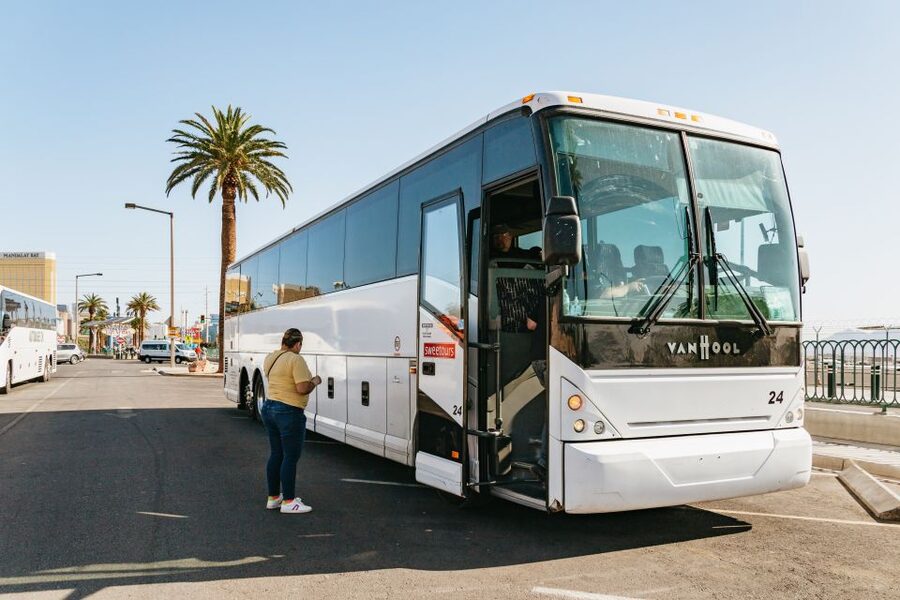 Las Vegas: Hoover Dam Ultimate VIP Tour with Lunch - Walking across Hoover Dam
