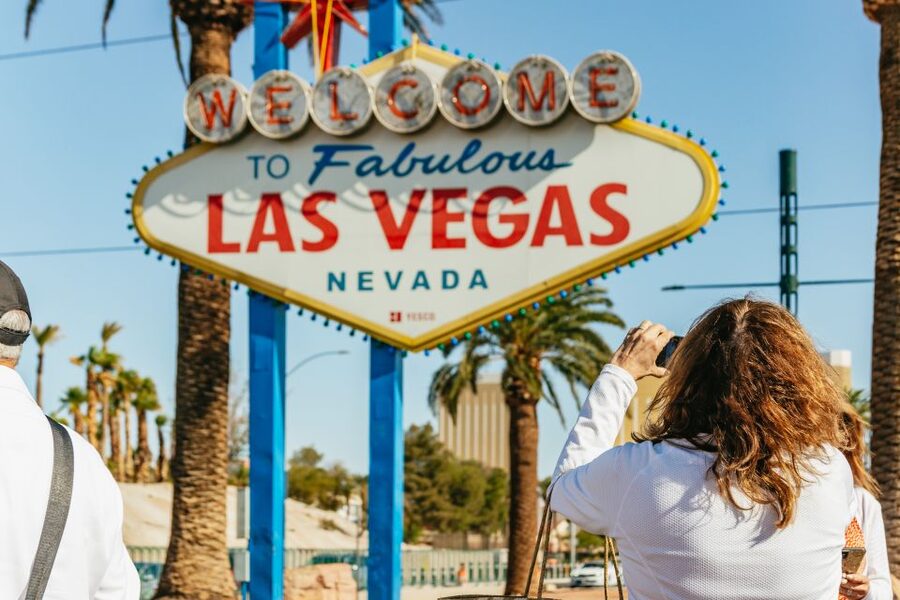 Las Vegas: Hoover Dam Ultimate VIP Tour with Lunch - The Las Vegas sign, without a separate detour
