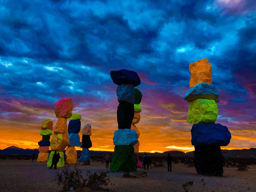 Las Vegas: Mojave Desert, 7 Magic Mountains, Vegas Sign Tour - The Las Vegas sign and the art of getting the shot