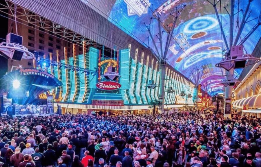 Las Vegas: Night City Tour with Hotel Pickup - Walking, footwear and timing
