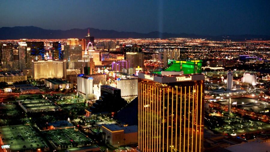 Las Vegas: Night Helicopter Flight over Las Vegas Strip - From terminal arrival to takeoff