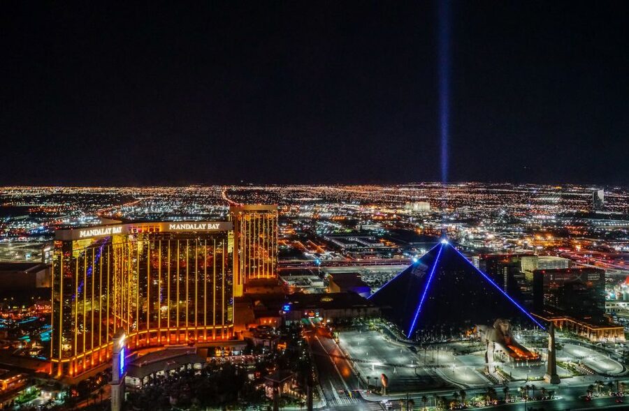 Las Vegas: Night Helicopter Flight over Las Vegas Strip - What the helicopter ride feels like