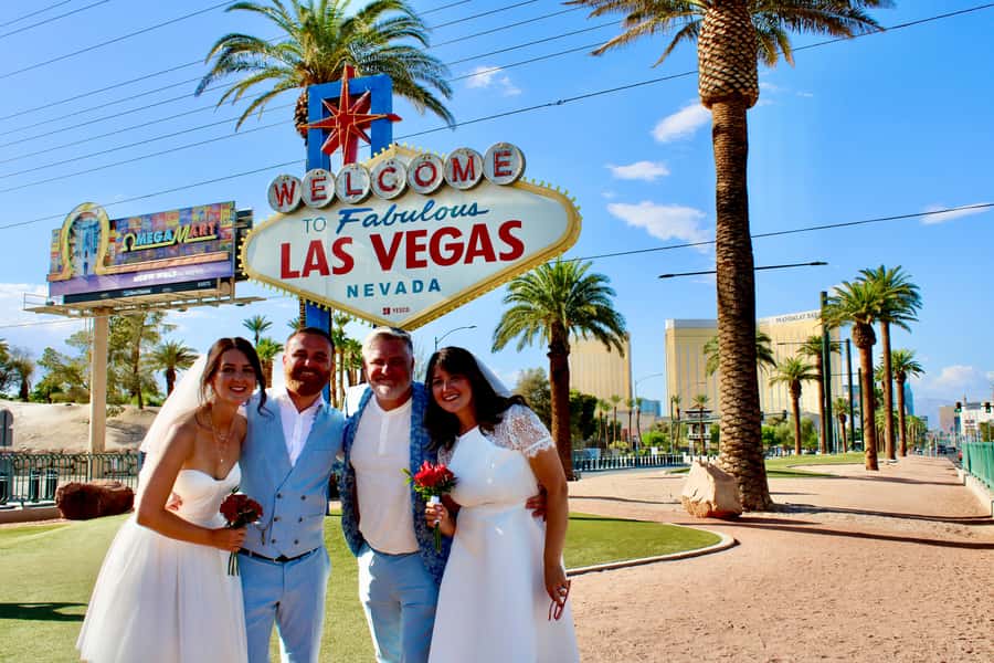 Las Vegas Strip Limo Tour with Champagne and Photos - A private limo turns the Strip into the occasion