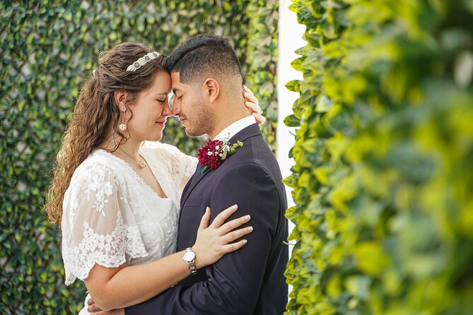 Las Vegas Wedding at The Little Vegas Chapel - Photos, flowers, and the Welcome to Las Vegas sign