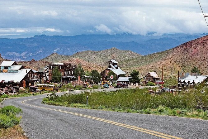 Red Rock Canyon, Nelson Ghost town,7 Magic Mountains, Hoover Dam - A varied day, with a lot of road between stops